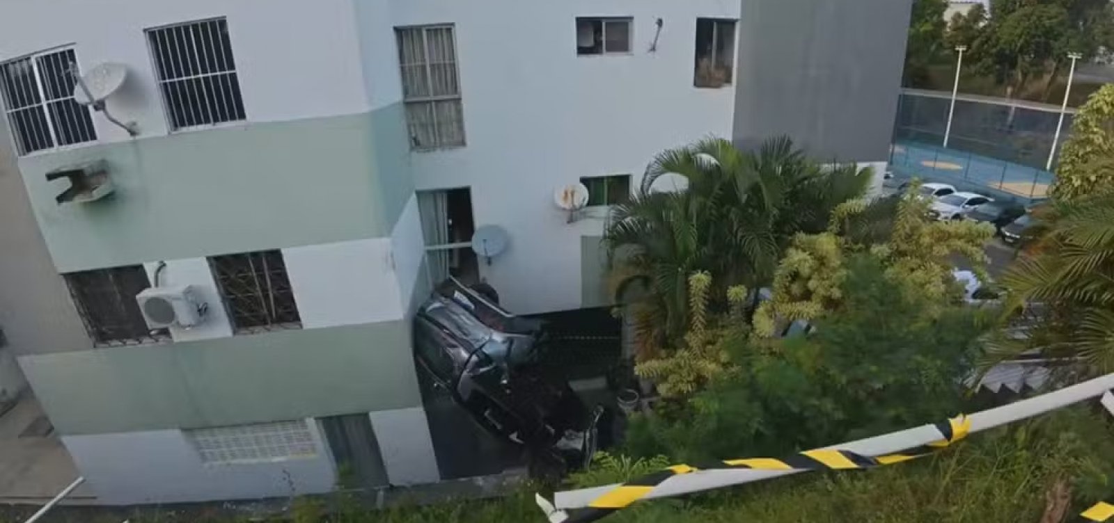 Carro despenca em ribanceira e atinge prédio no Cabula