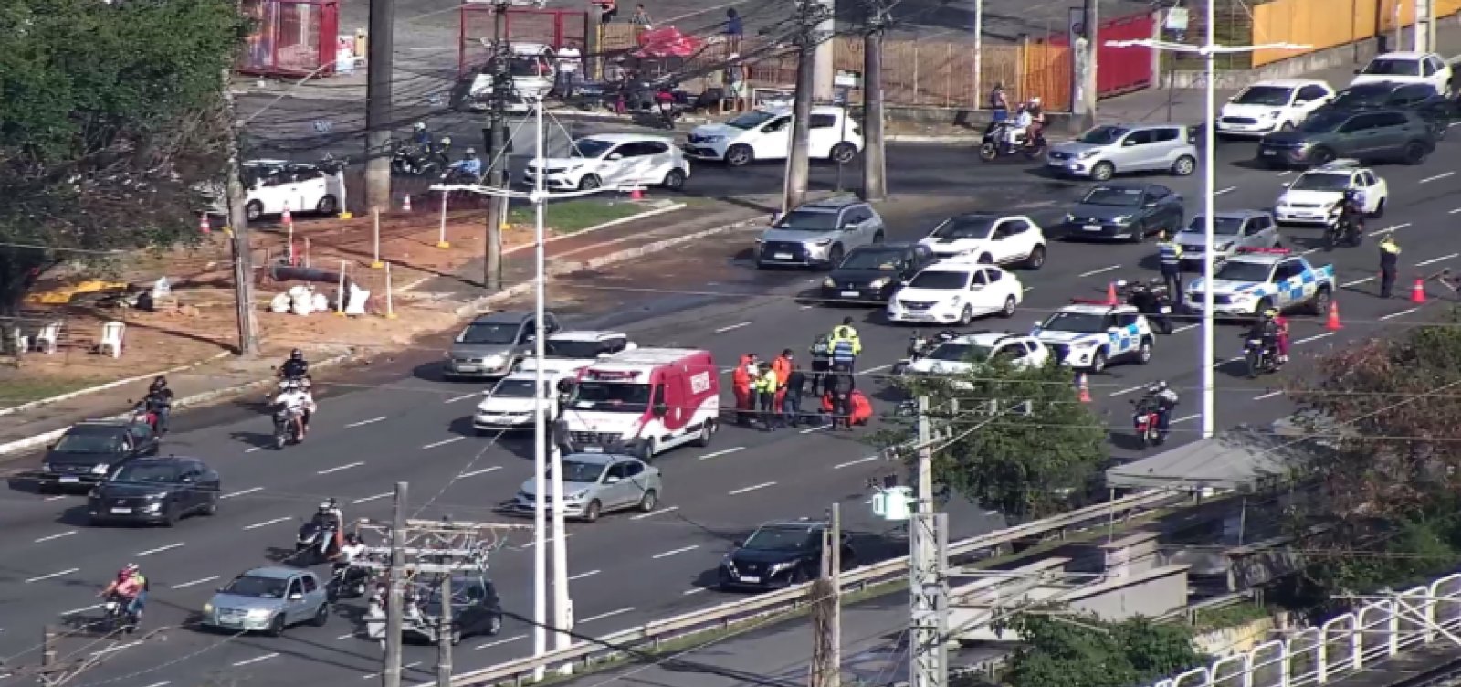 Colisão entre moto e carro deixa motociclista ferido em avenida de Salvador