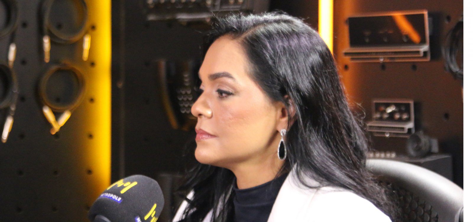Educadora parental alerta sobre responsabilidade dos pais na exposição de menores nas redes sociais