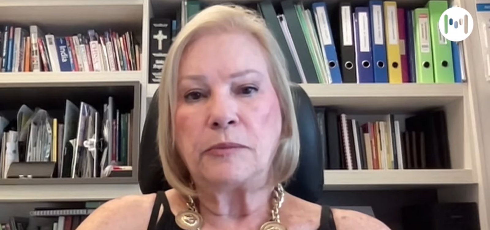 Oftalmologista Rita Lavinia alerta para prejuízos oculares em crianças pelo uso de celulares e computadores