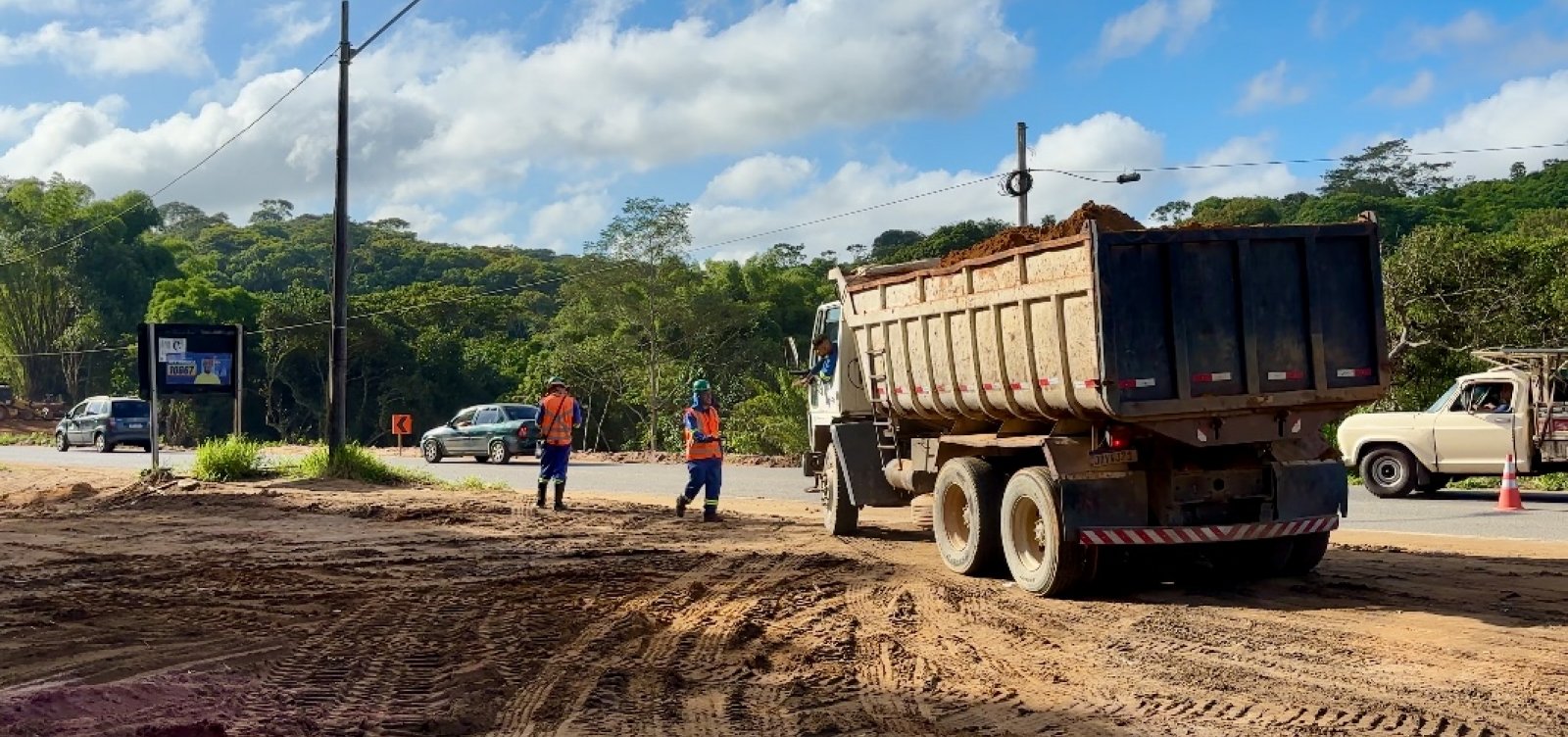 Buracos, lama e atrasos em obras causam prejuízo a motoristas que trafegam pela Estrada do Derba 