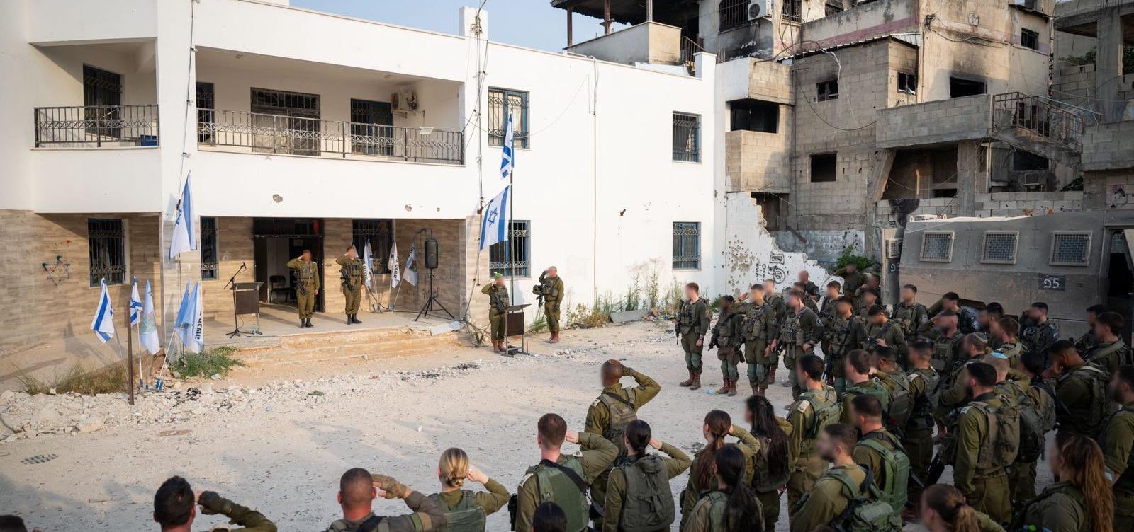 Israel amplia ataques por terra e ar e derruba casas na Cidade de Gaza