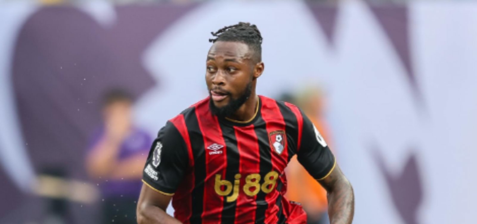 Jogador é alvo de racismo durante partida do retorno da Premier League