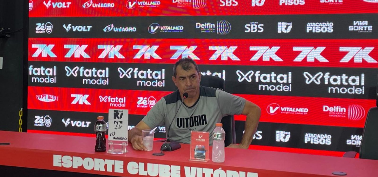 "Precisamos melhorar nossa parte física", diz Carille após Vitória ceder empate