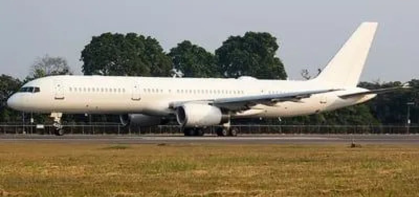 Avião da Força Aérea dos EUA pousa em Porto Alegre e segue para SP