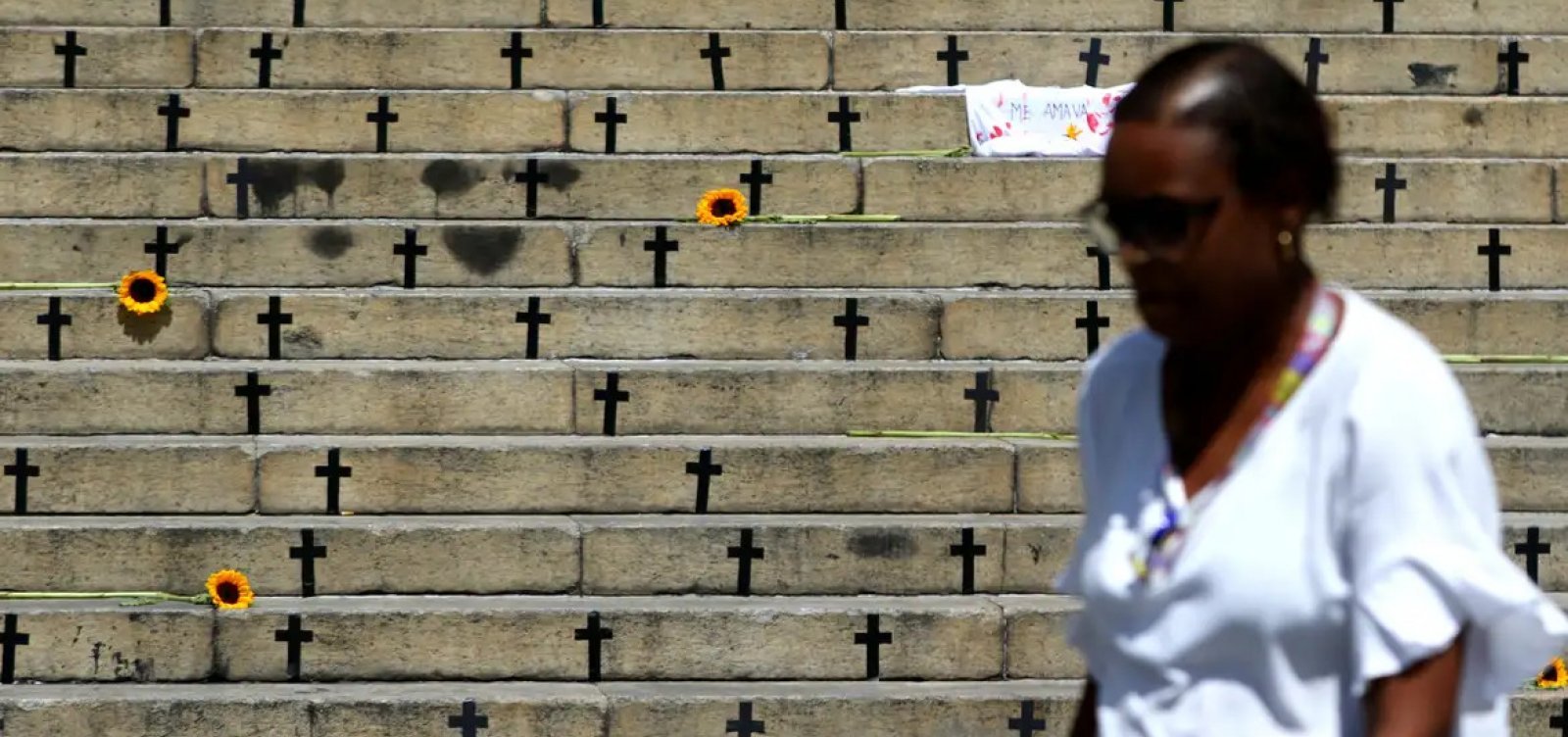 Feminicídios com arma de fogo disparam no Brasil em 2025
