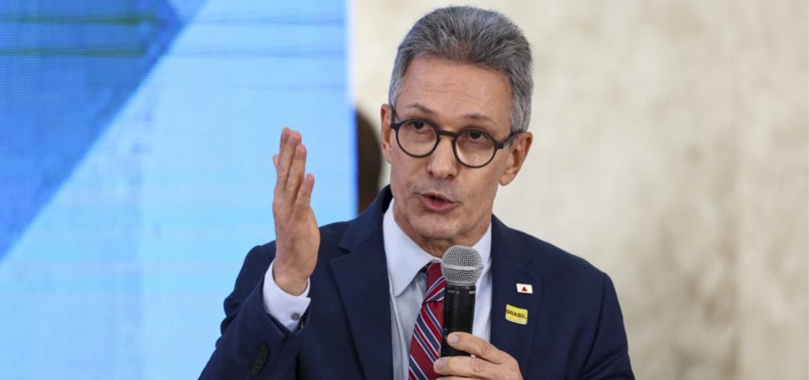 Zema responde críticas de Carlos Bolsonaro ao ser comparado com "rato"