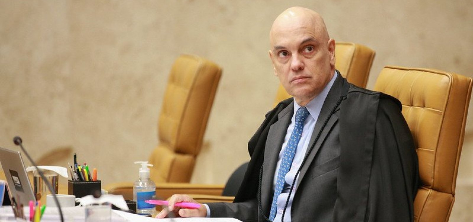 Moraes dá 48 horas para Bolsonaro explicar documento sobre asilo político