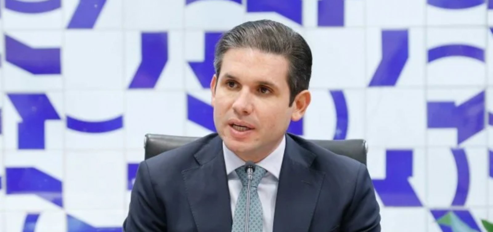 "Não funciono sob ameaça", diz Motta sobre Eduardo Bolsonaro 