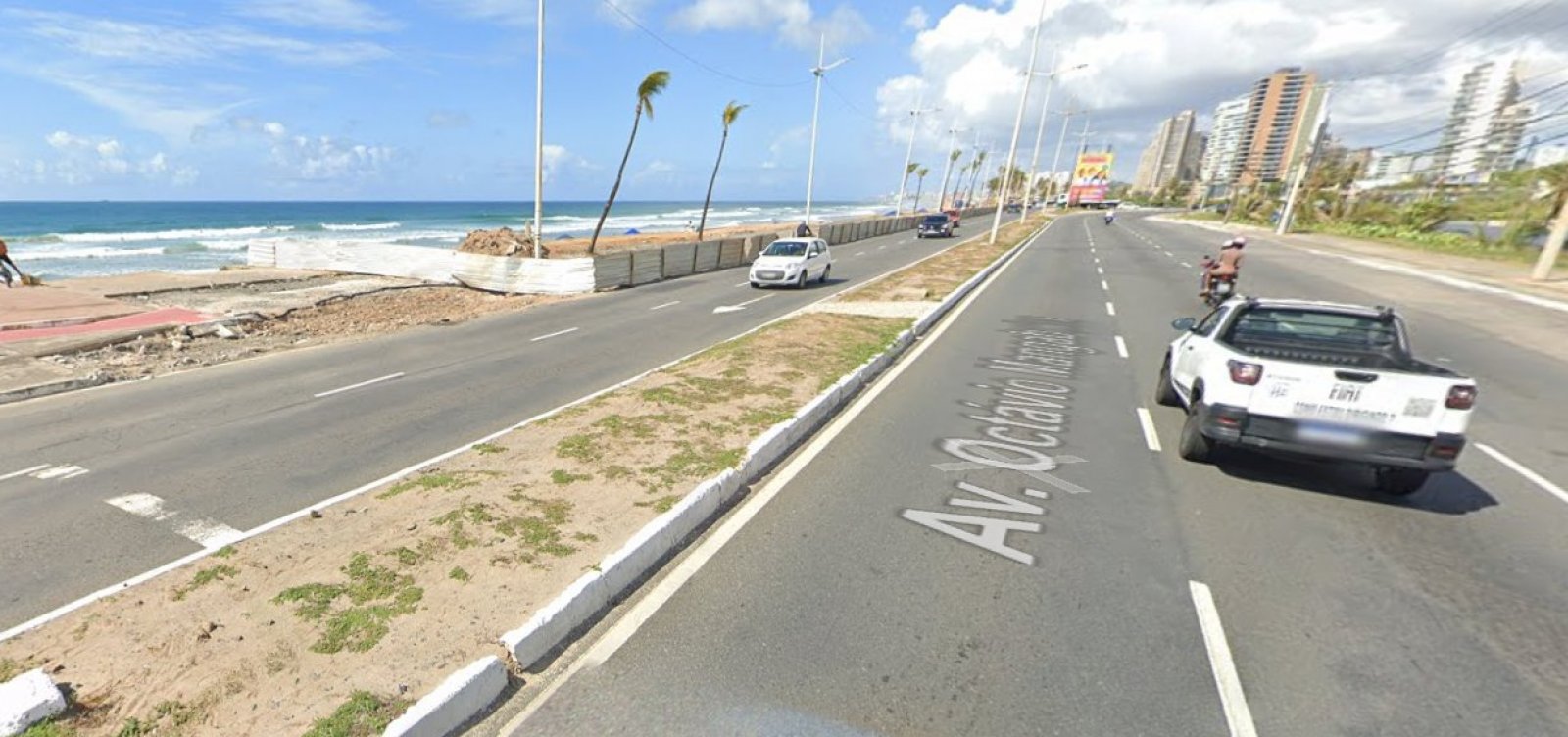 Carros batem de frente em via movimentada de Salvador