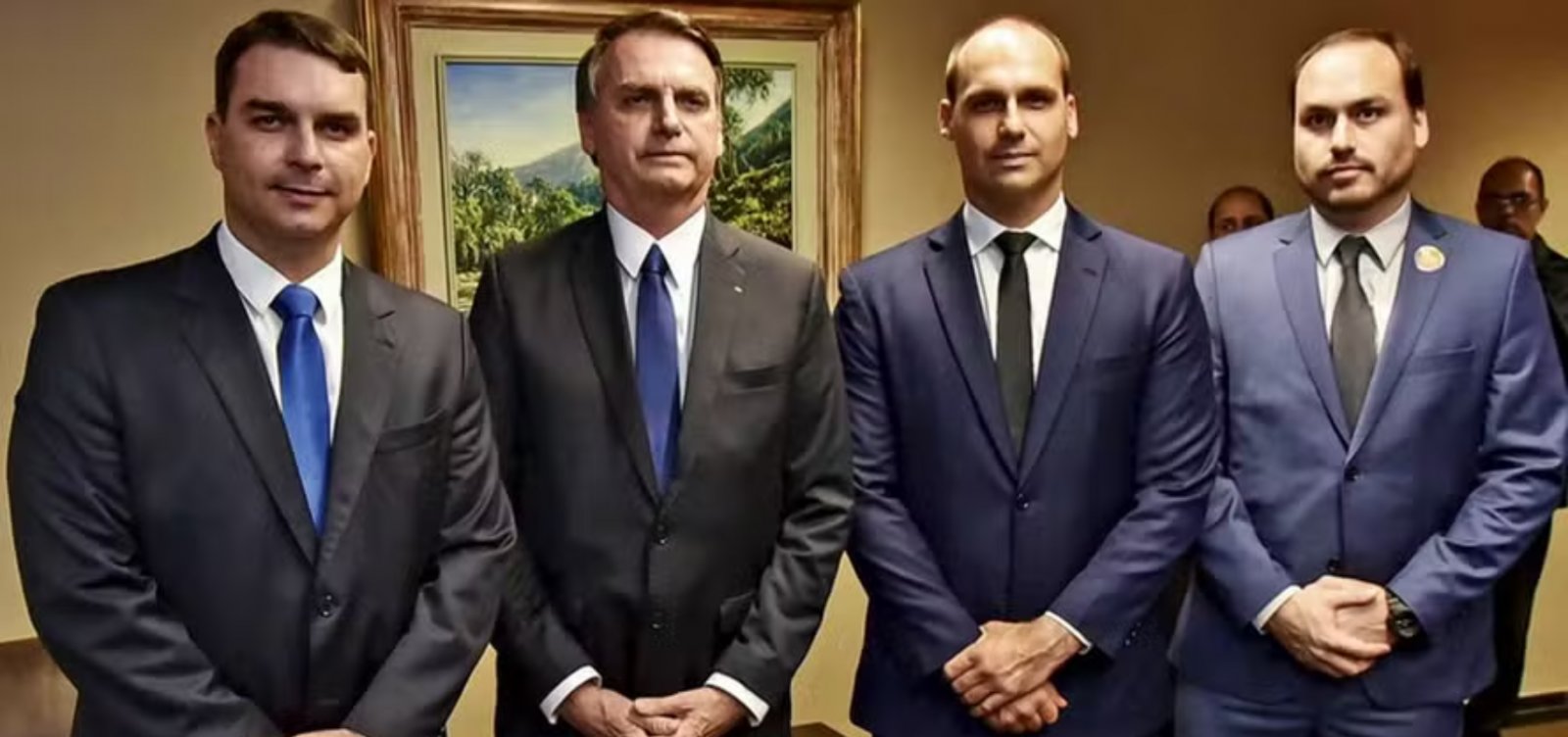 PF apura movimentações milionárias dos filhos de Bolsonaro