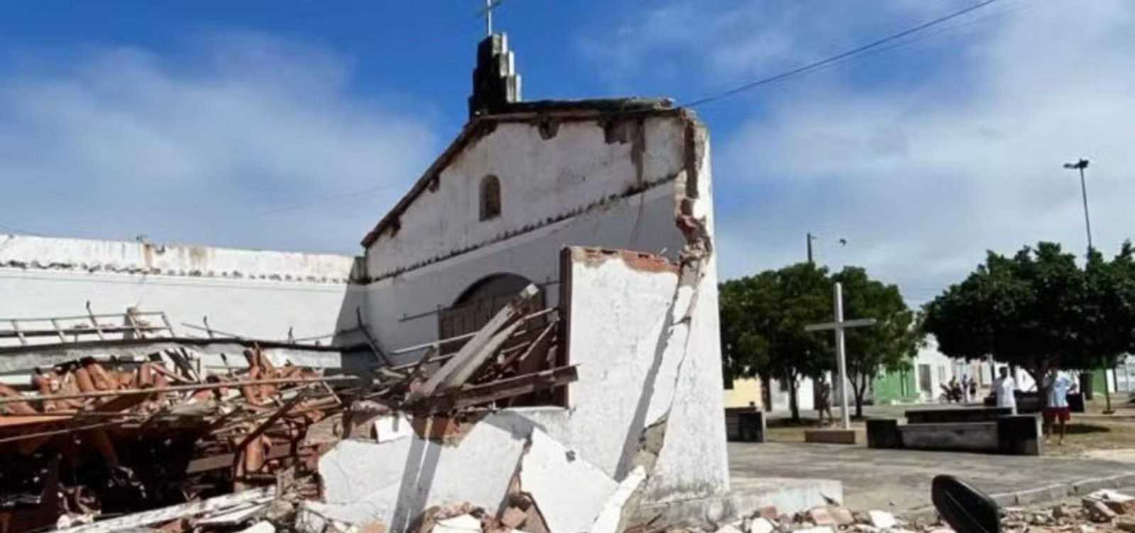 Igreja desaba em povoado no interior da Bahia; parede com imagem de Jesus permanece intacta