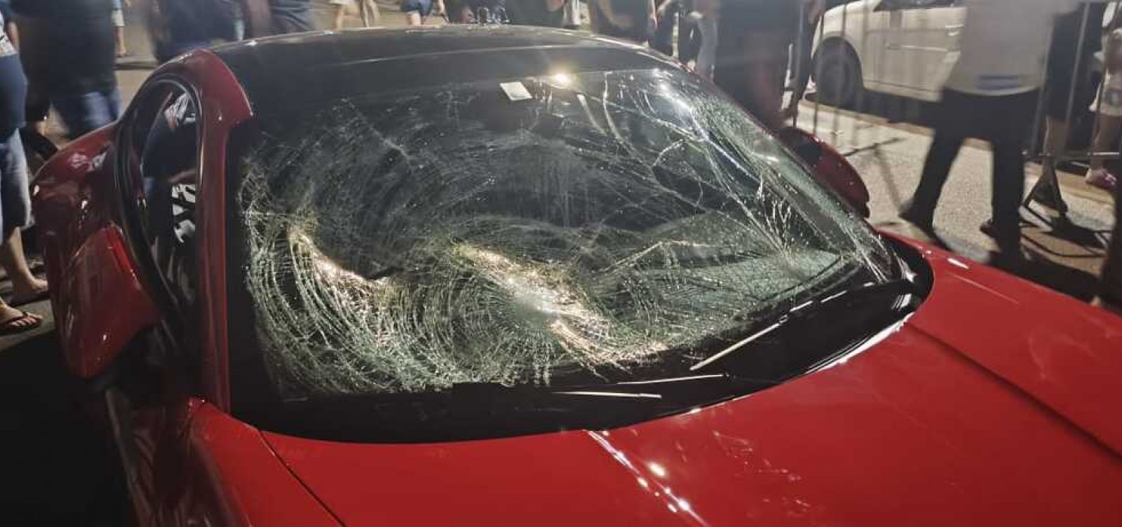 Acidente com Porsche deixa mulher morta e duas feridas em evento de carros