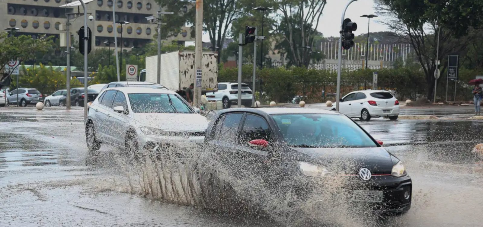 Inmet emite alerta de chuvas intensas para mais de 60 cidades da Bahia
