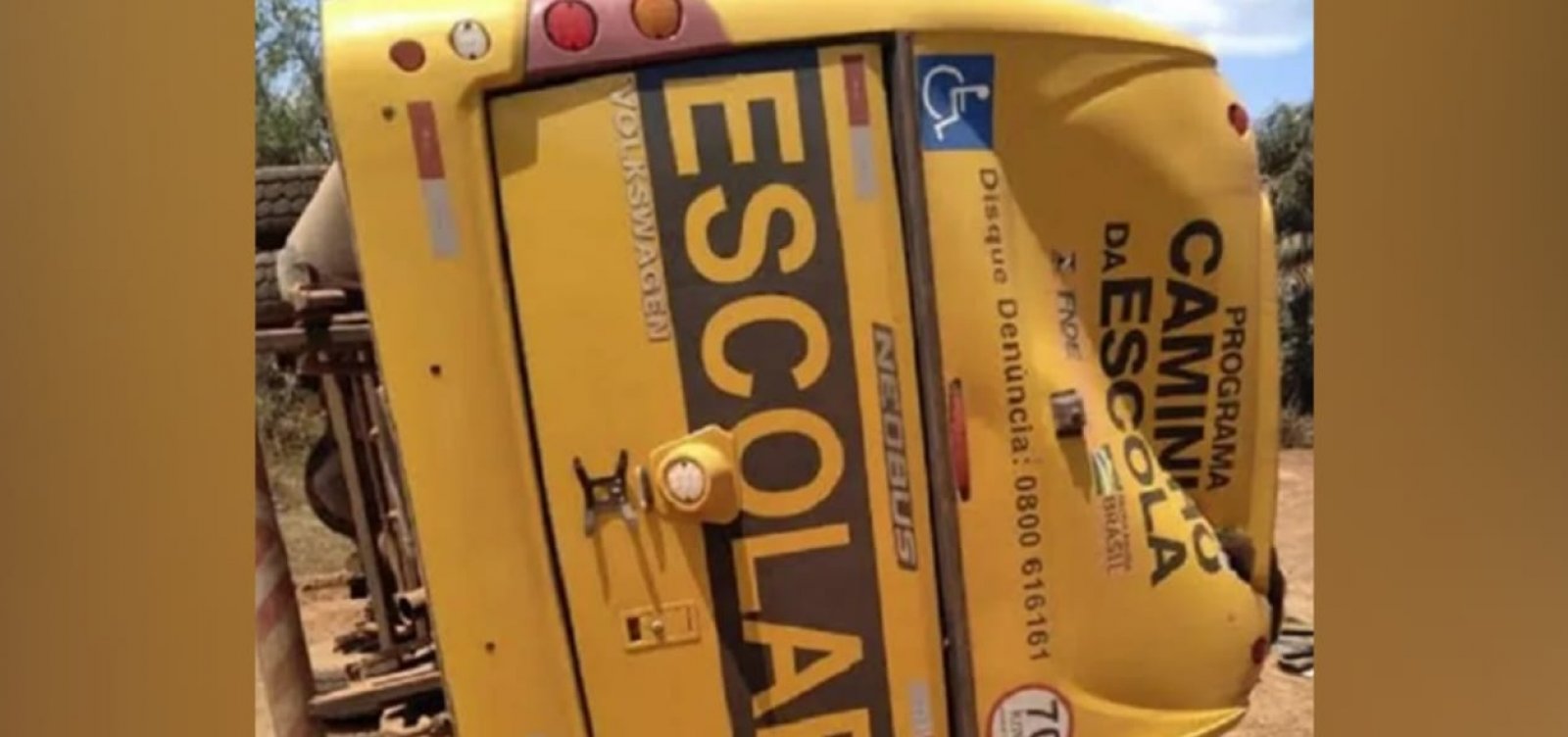 Ônibus escolar tomba ao transportar time de futebol na Bahia