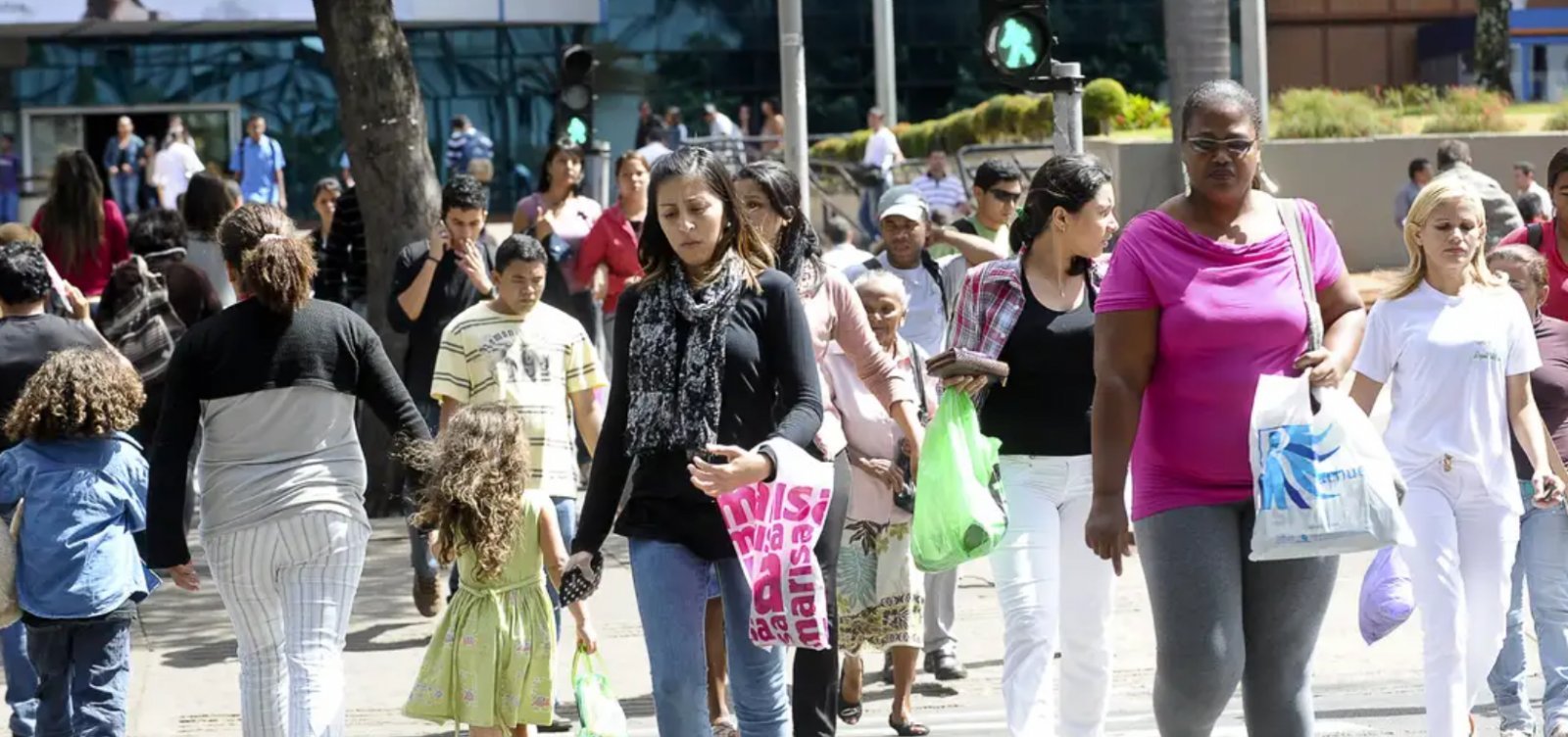 População brasileira é estimada em 213,4 milhões, segundo novo dado do IBGE