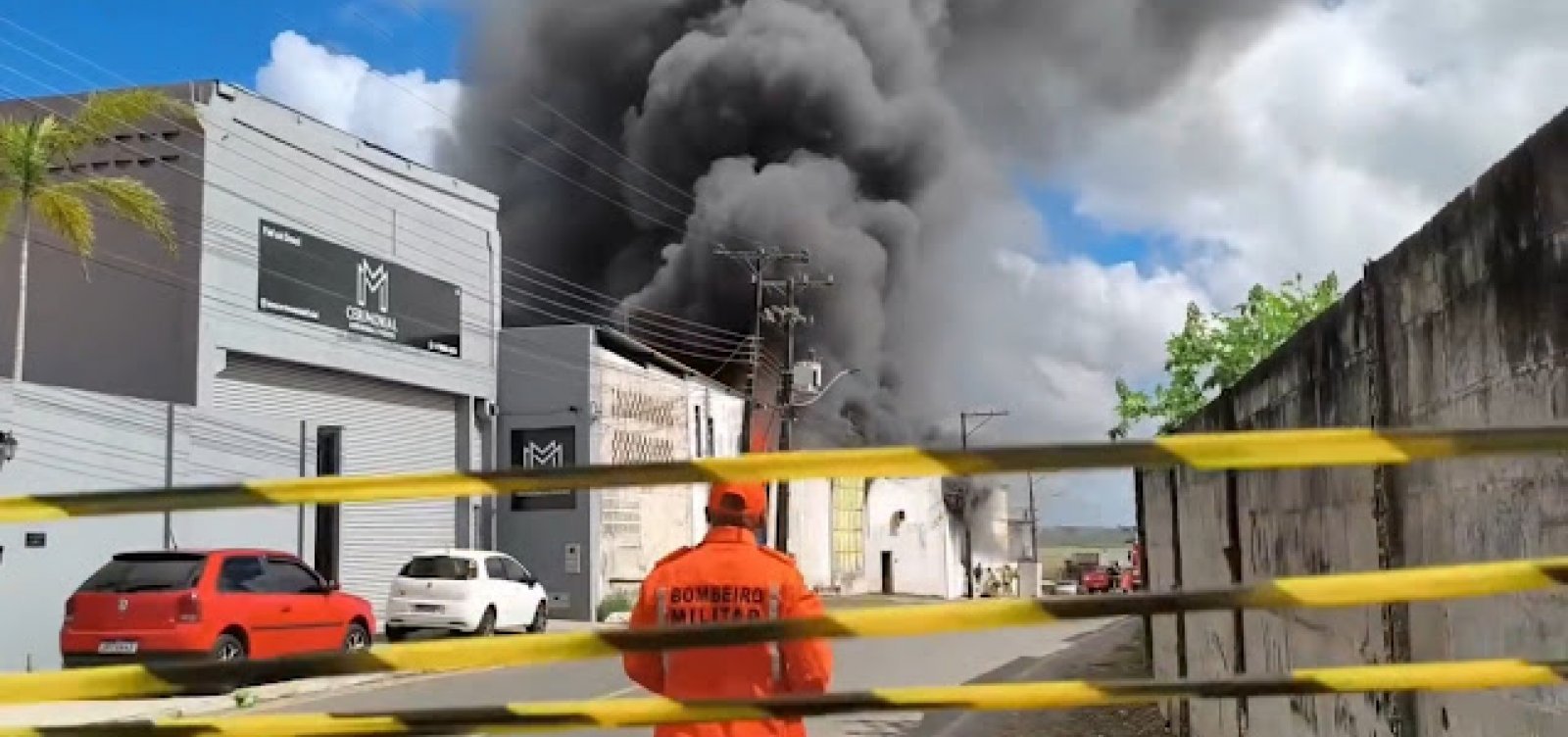 Incêndio atinge fábrica de estofados em Santo Antônio de Jesus