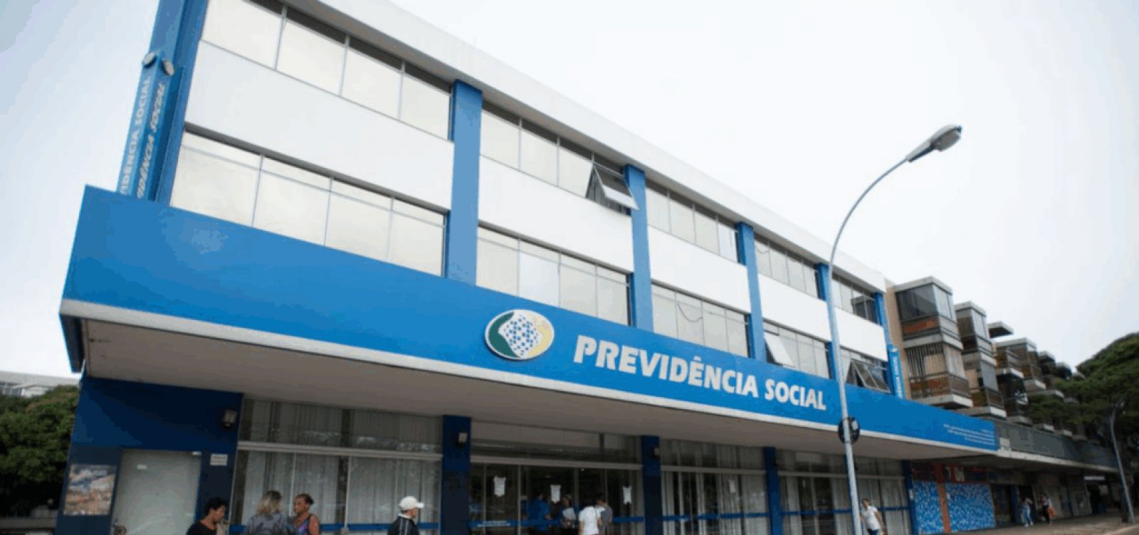 Homem invade mutirão do INSS em Salvador com galão de gasolina e ameaça atear fogo