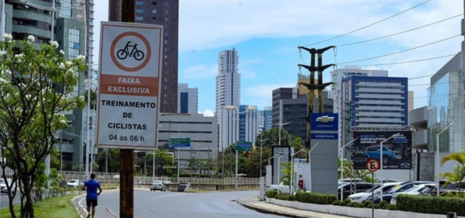 Prefeitura instala Área de Proteção ao Ciclista de Competição na Av. Magalhães Neto