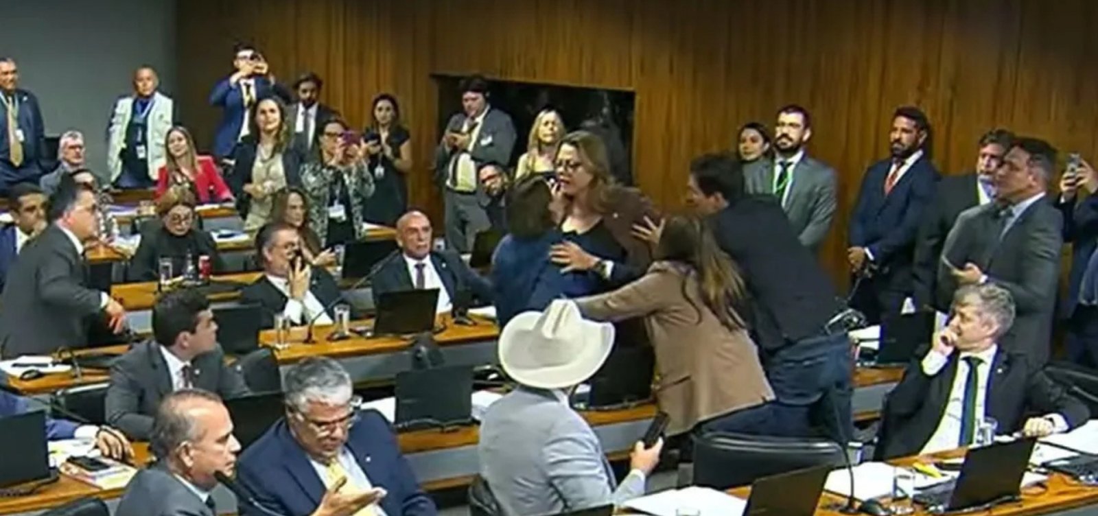 CPMI do INSS tem discussão entre parlamentares durante sessão