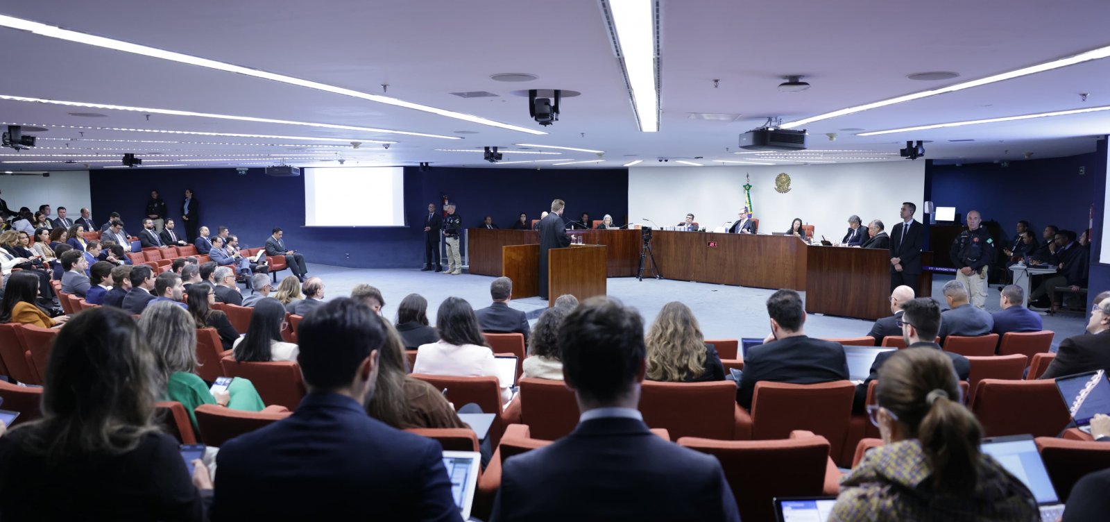 Defesas concluem sustentações e julgamento de Bolsonaro volta na terça-feira