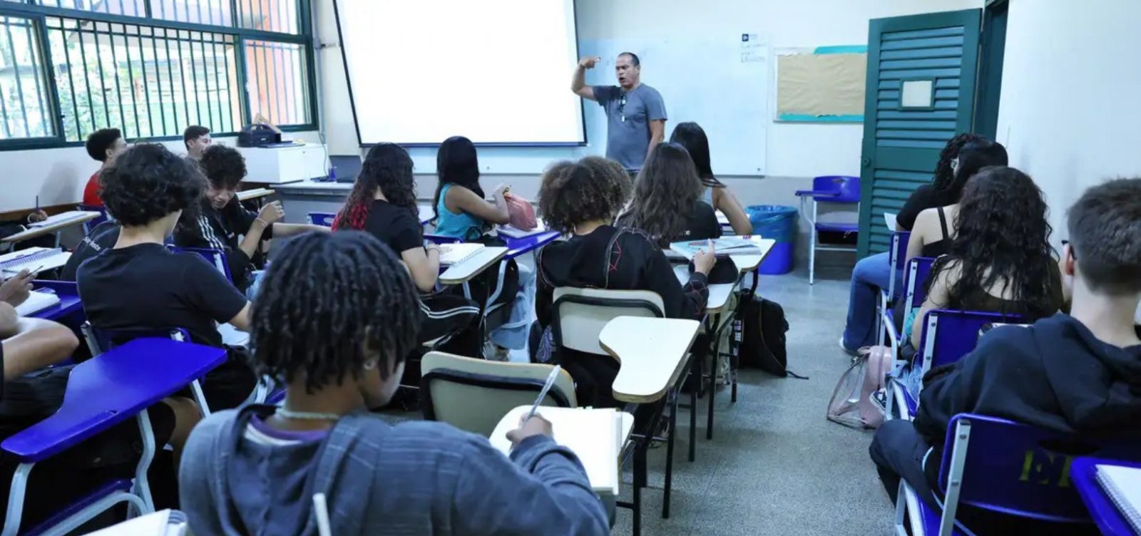 Carteira Nacional do Docente será entregue em outubro com benefícios culturais e descontos em hotéis