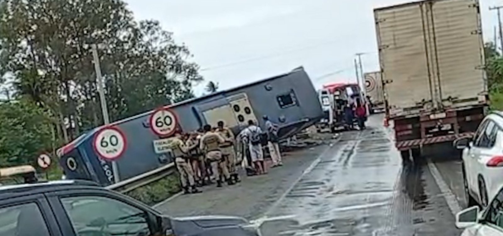 Acidente com ônibus na BR-324 deixa duas pessoas feridas 