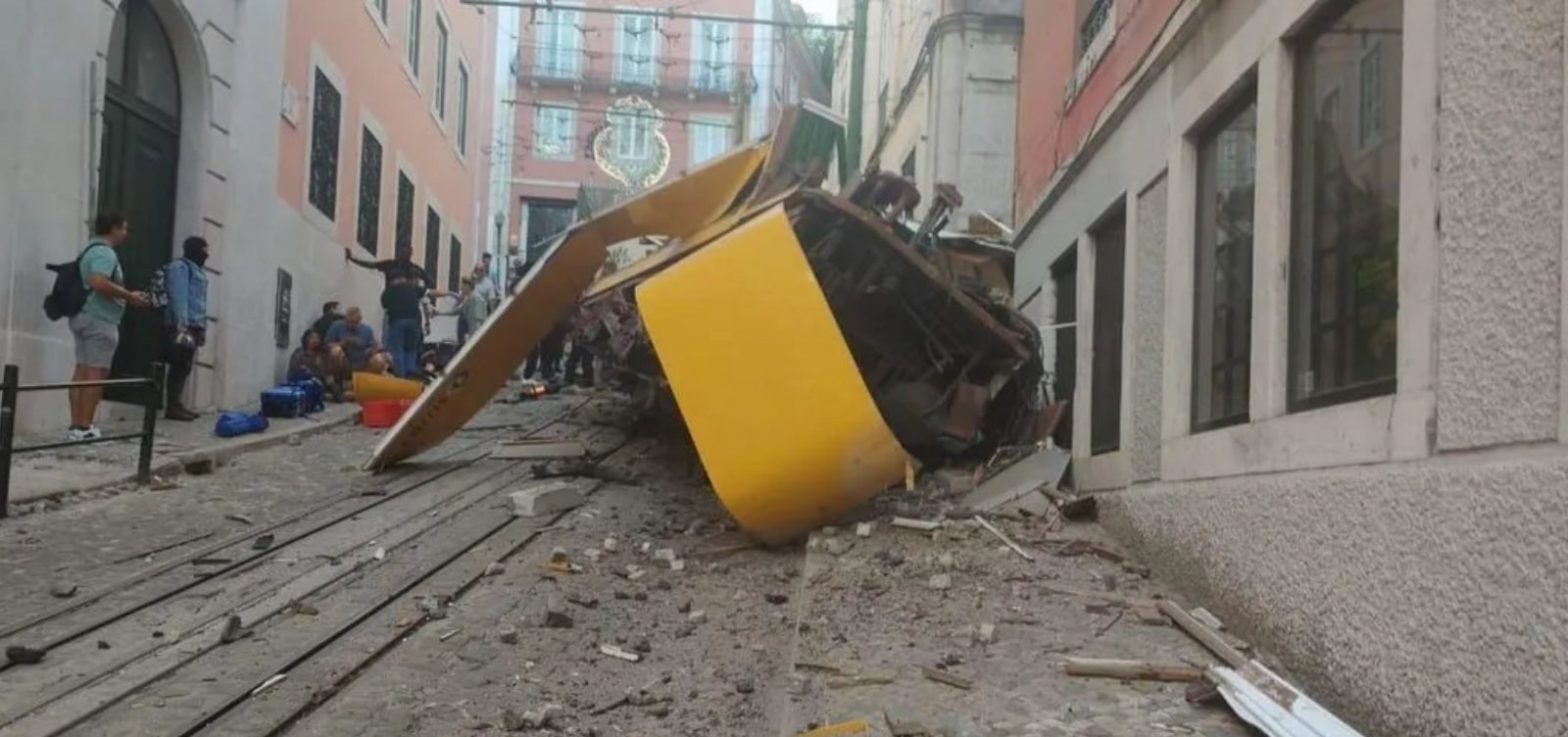 Portugal declara luto após acidente com bondinho que deixou 16 mortos