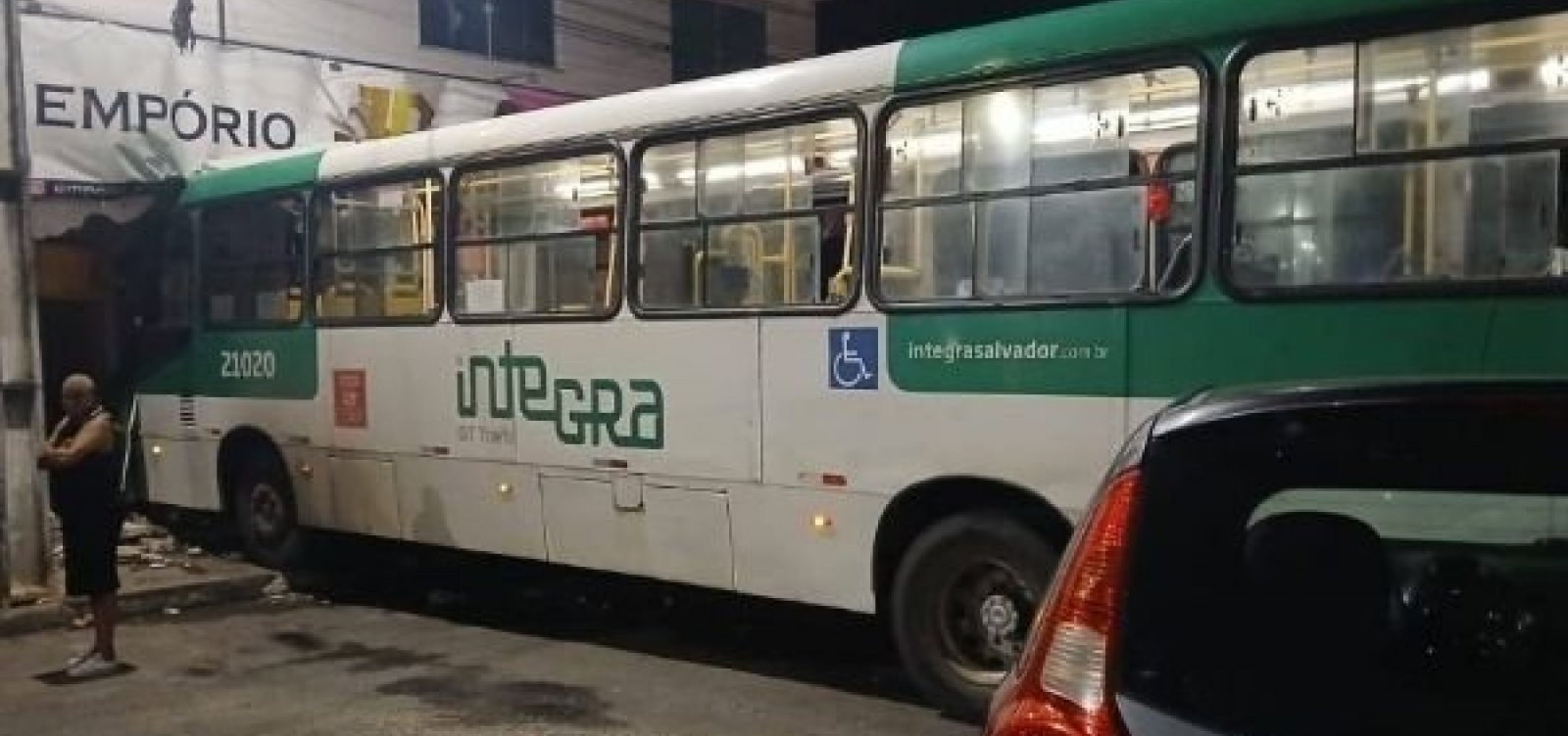 Ônibus bate em prédio e deixa 12 feridos em Salvador