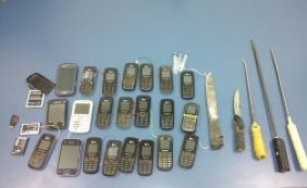 Mais de 20 celulares, armas e drogas são apreendidos em presídio de Feira