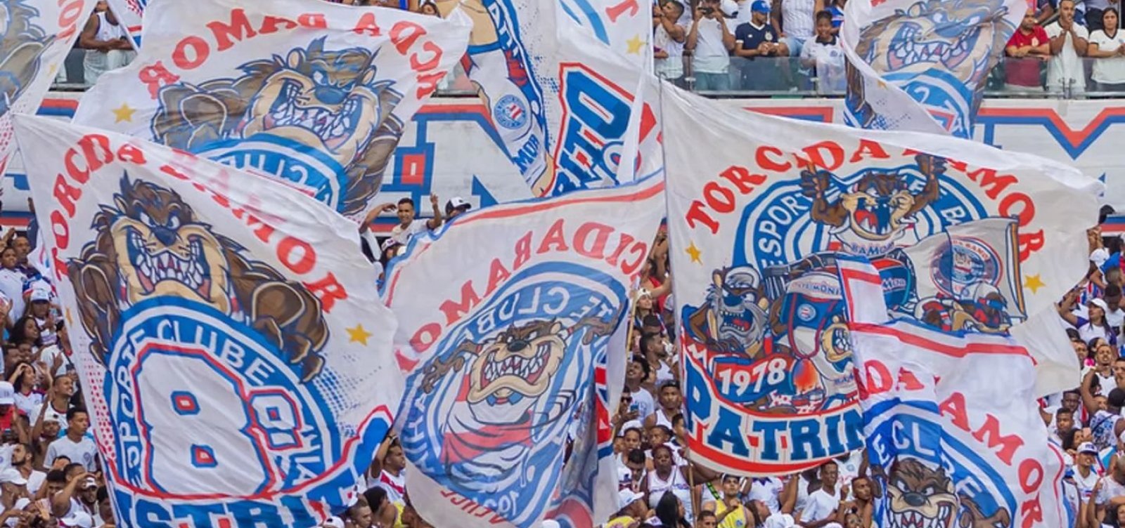 Torcedores do Bahia bloqueiam via na orla de Salvador antes da final da Copa do Nordeste