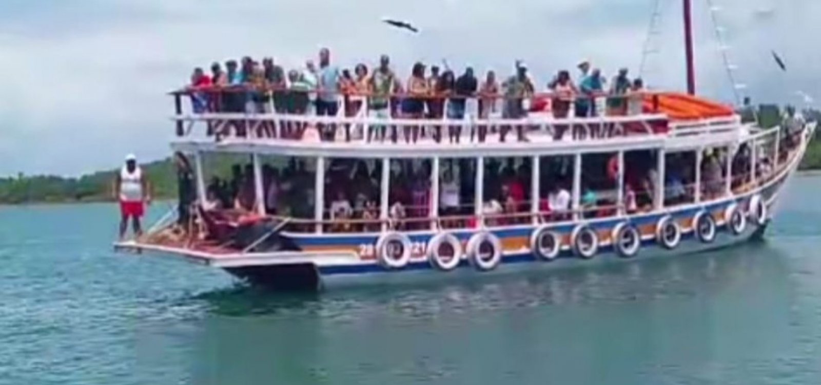 Canoa com pescadores e uma criança é atropelada por embarcação na RMS