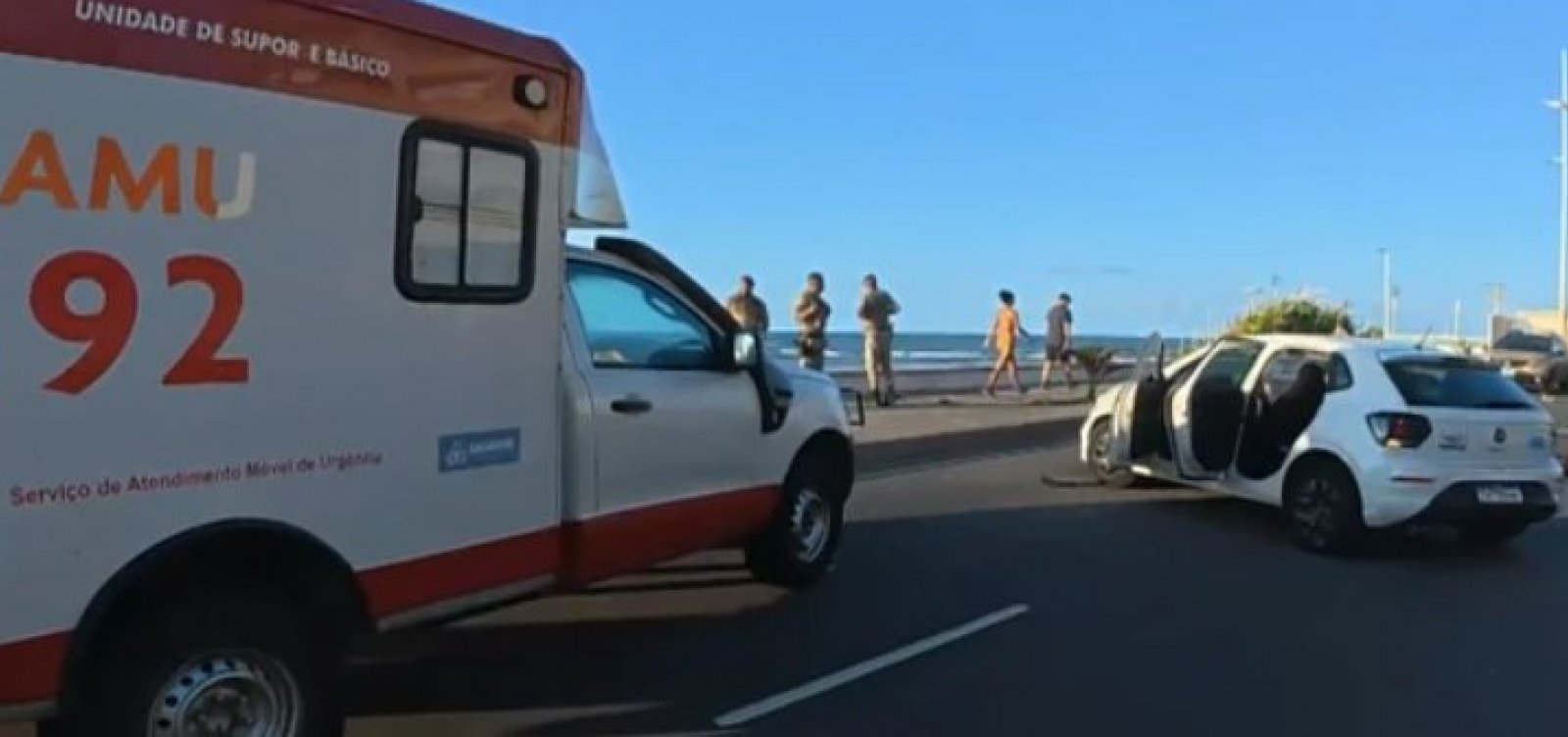 Carro da embasa capota, bate em poste e deixa um ferido na orla de Salvador