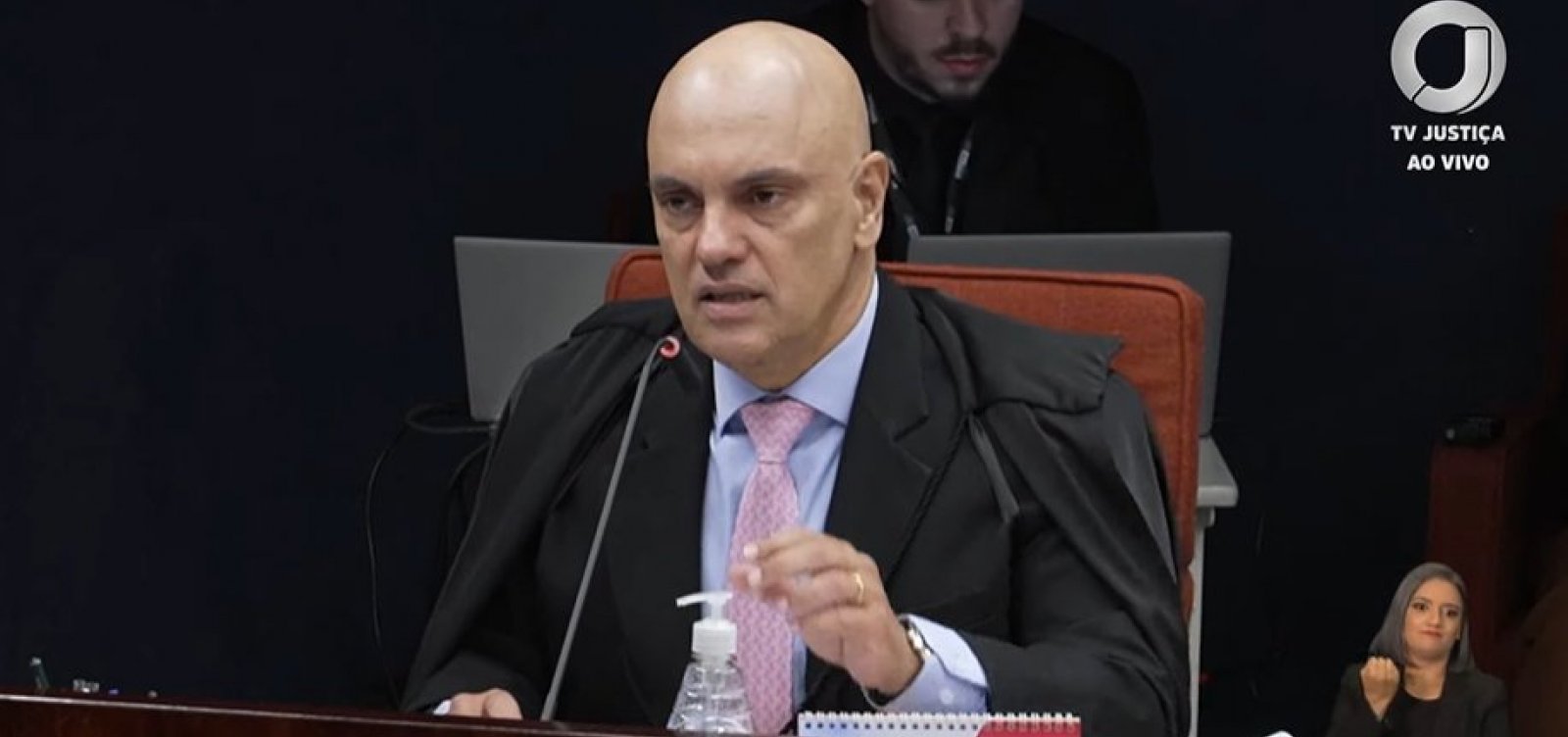 Moraes aponta Bolsonaro como líder de "organização criminosa" da tentativa de golpe