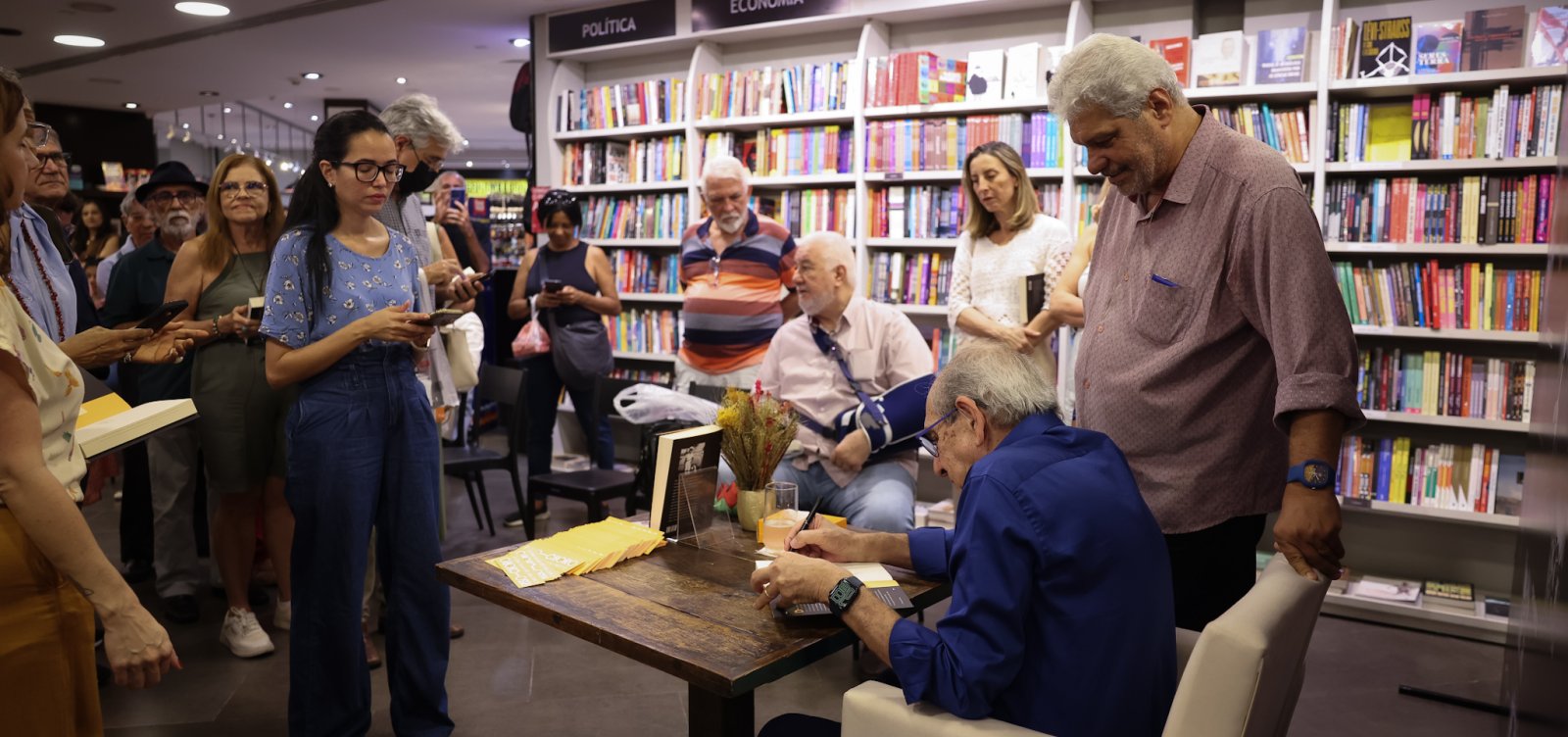 Lançamento de livro de Mário Kertész lota LDM no Bela Vista