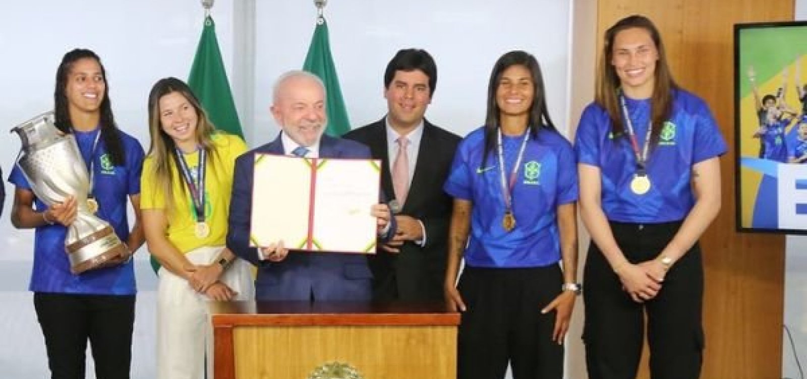 Lula recebe atletas da seleção e assina projeto de incentivo ao futebol feminino