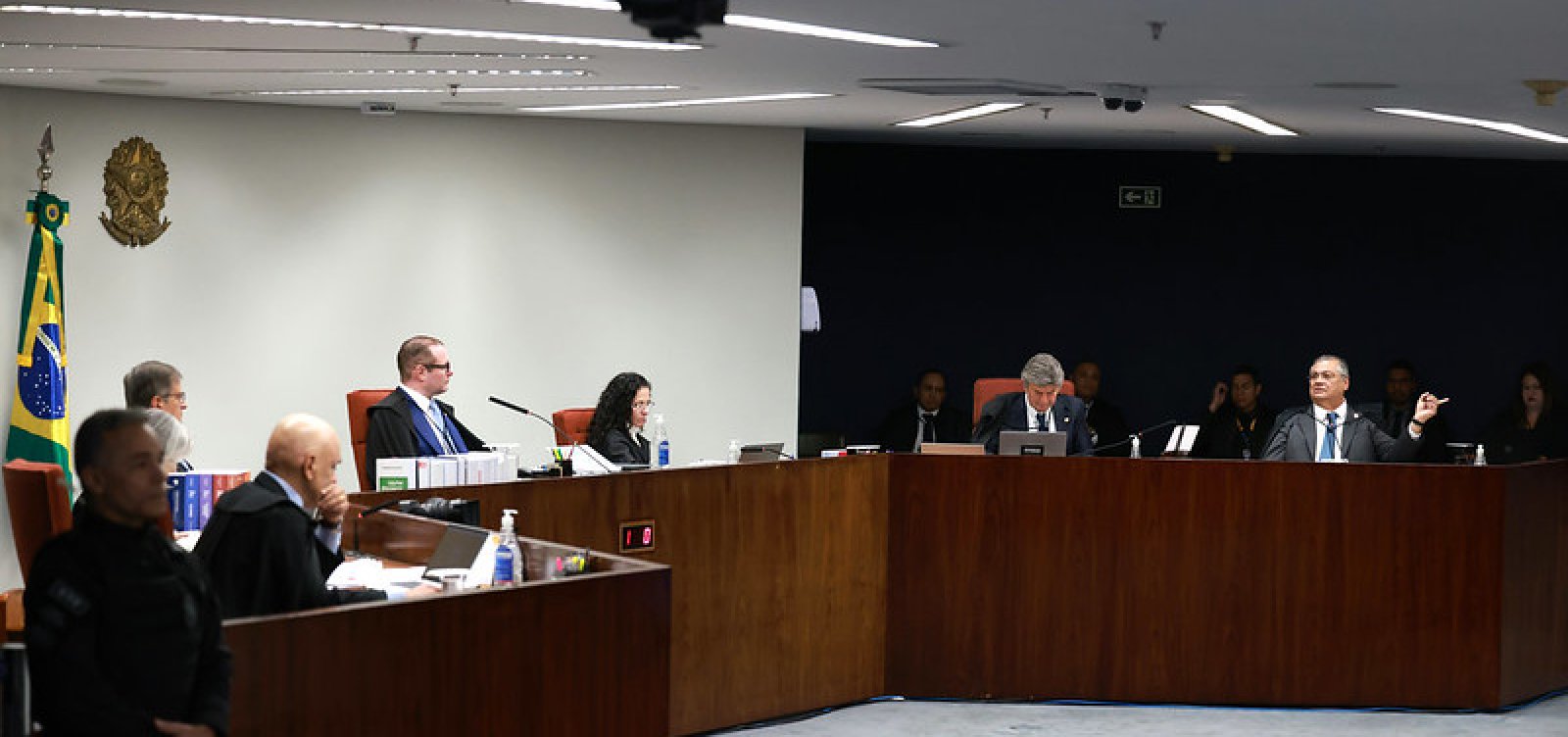 Moraes e Dino devem oferecer contrapontos ao voto de Fux no julgamento de Bolsonaro no STF