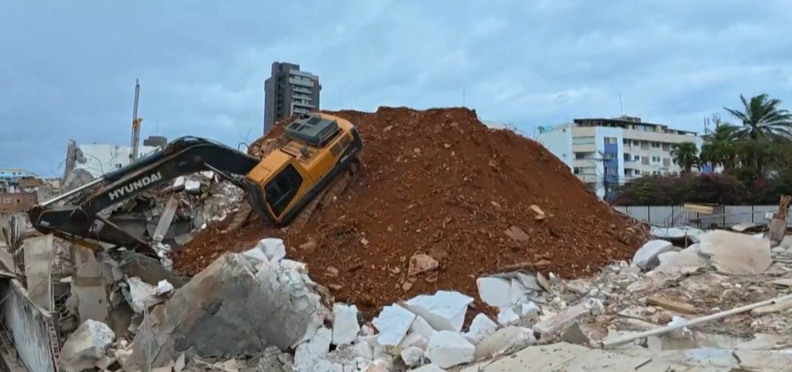 Parte de imóvel desaba durante demolição no Rio Vermelho