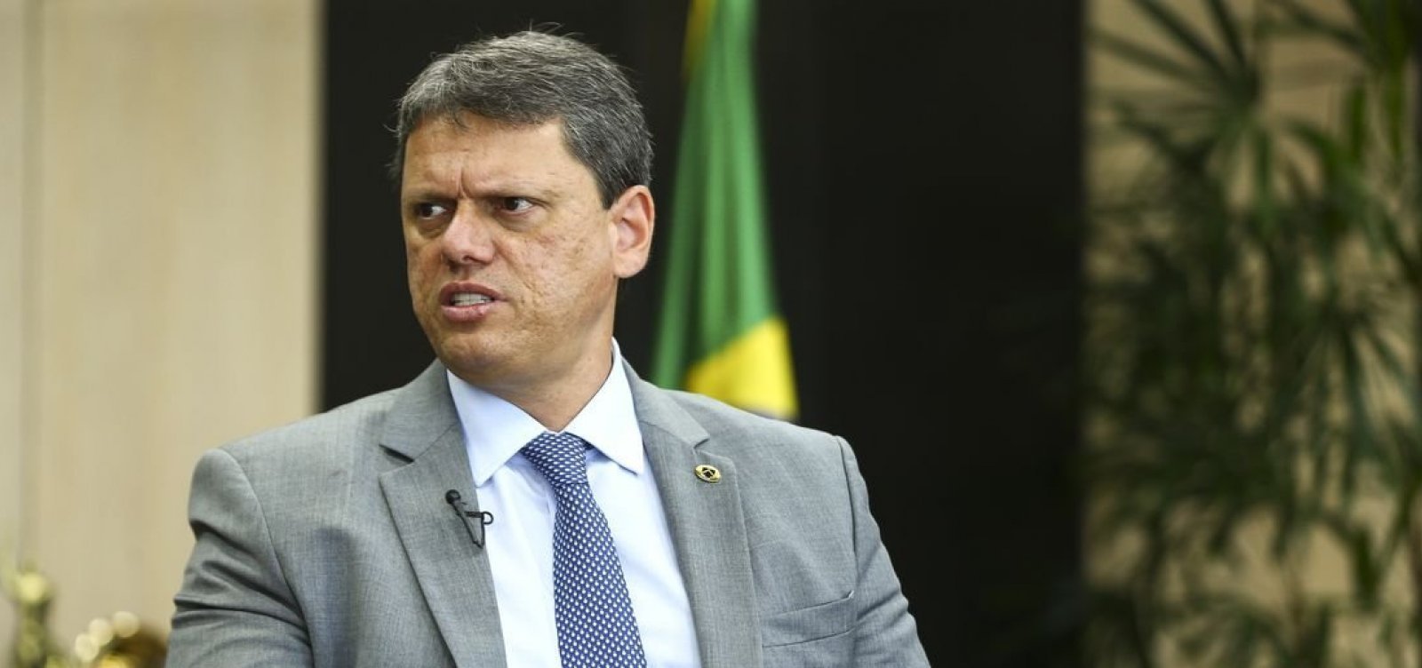 Tarcísio de Freitas pede autorização a Alexandre de Moraes para visitar Bolsonaro