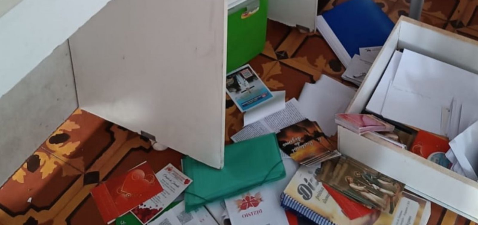 Igreja matriz no interior da Bahia é invadida e sacrário é vandalizado