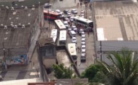 Acidente entre ônibus e seis veículos deixa trânsito lento na Cidade Baixa