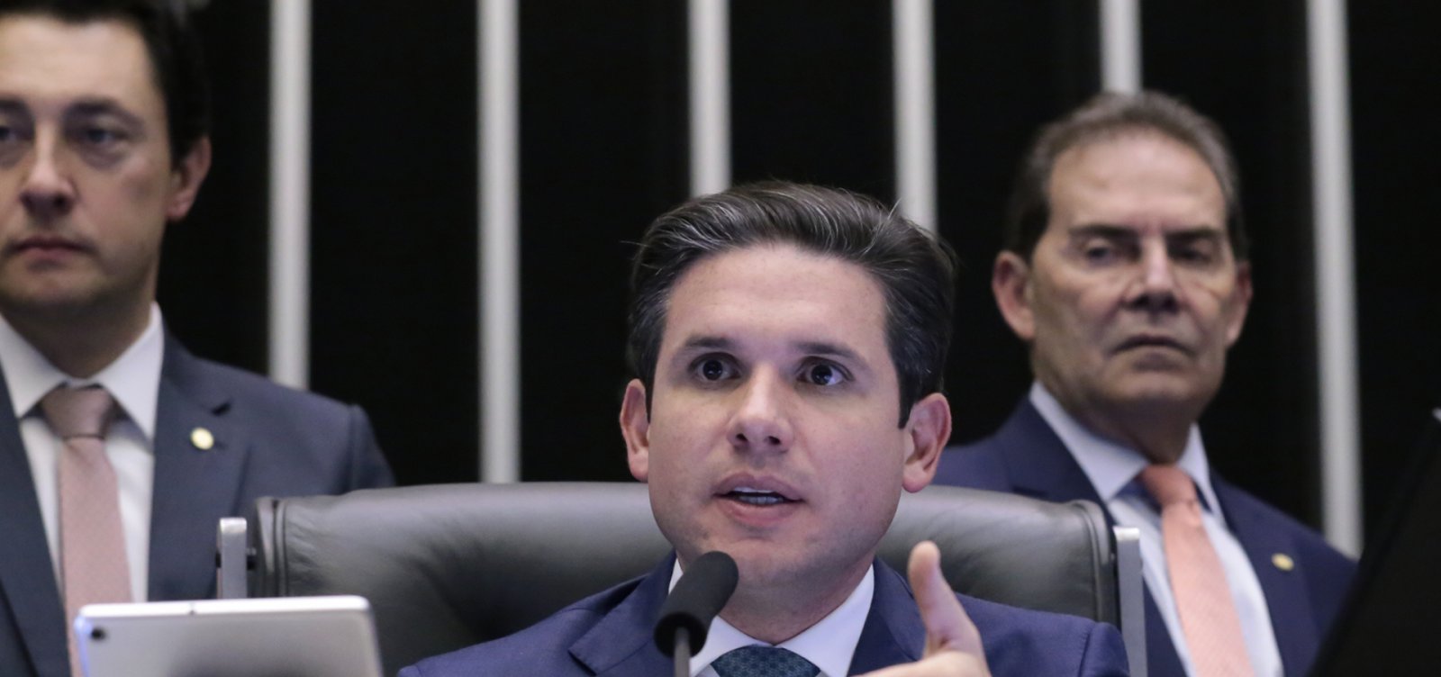 Hugo Motta sinaliza a Lula e garante avanço do IR na próxima semana