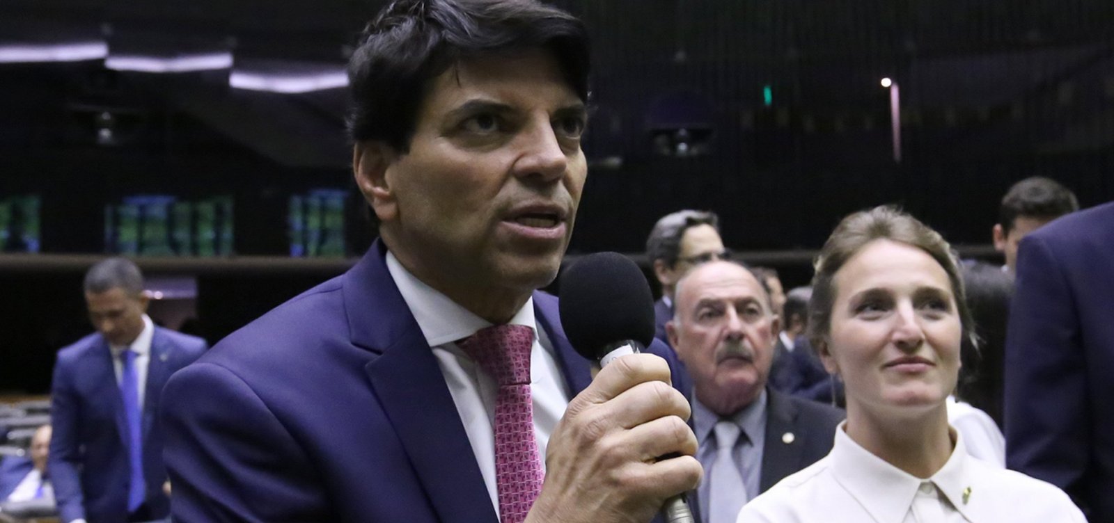 Relator da PEC que blinda parlamentares, deputado baiano votou para derrubar regalia em 2001