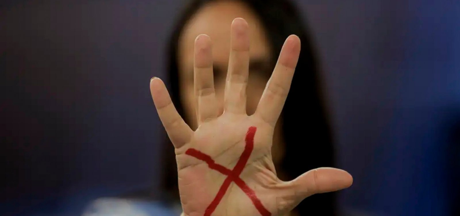 Após 22 anos, mulher escapa de abusos, perseguição e cárcere privado cometidos por ex-padastro