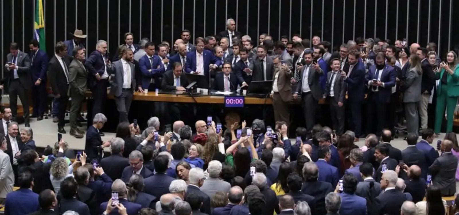 Câmara decide punir deputados que organizaram motim contra Hugo Motta