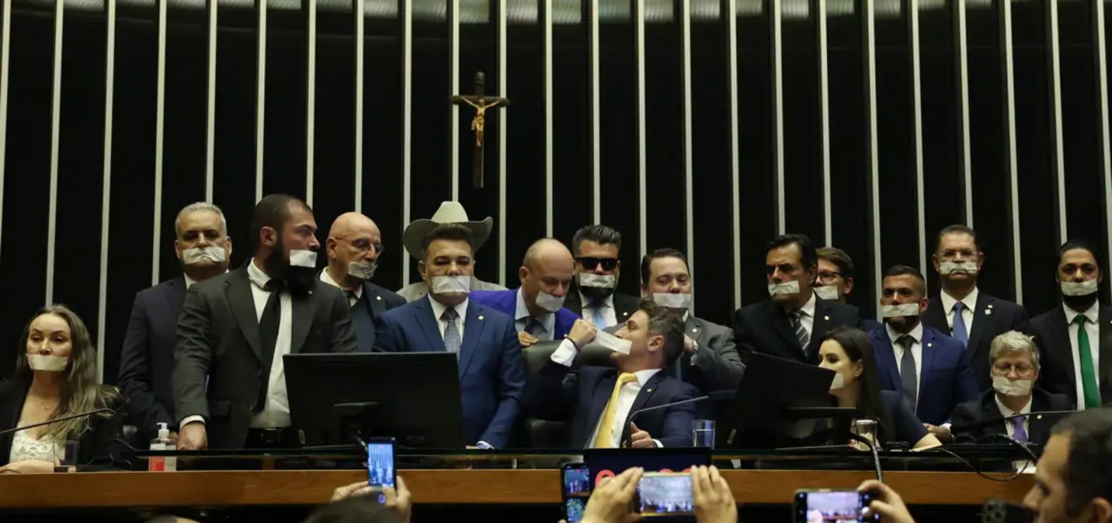Câmara pede suspensão de deputados por motim que paralisou plenário