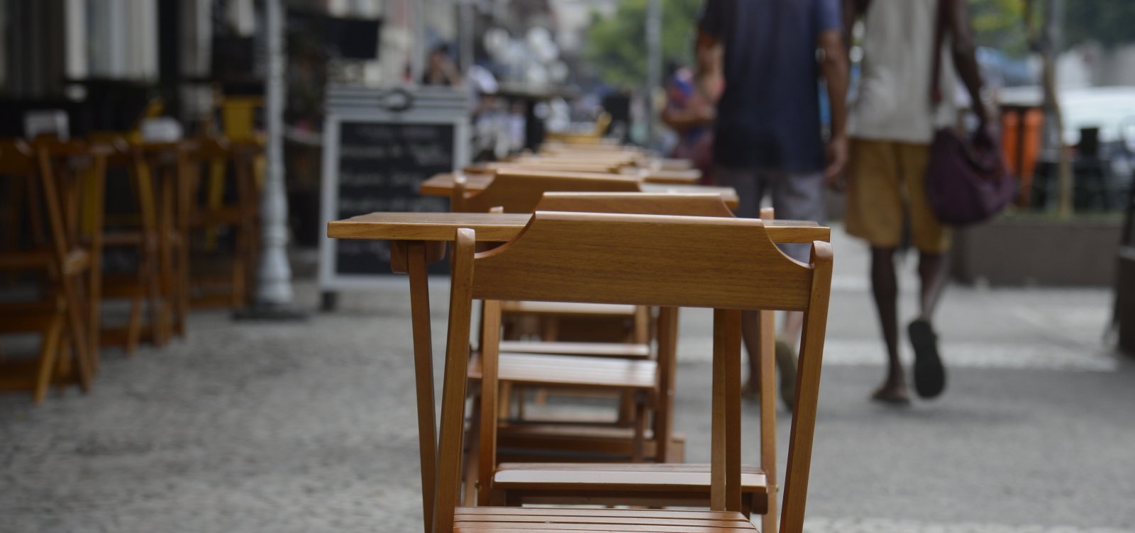 Salvador terá novas regras para cadeiras e mesas nas ruas e calçadas