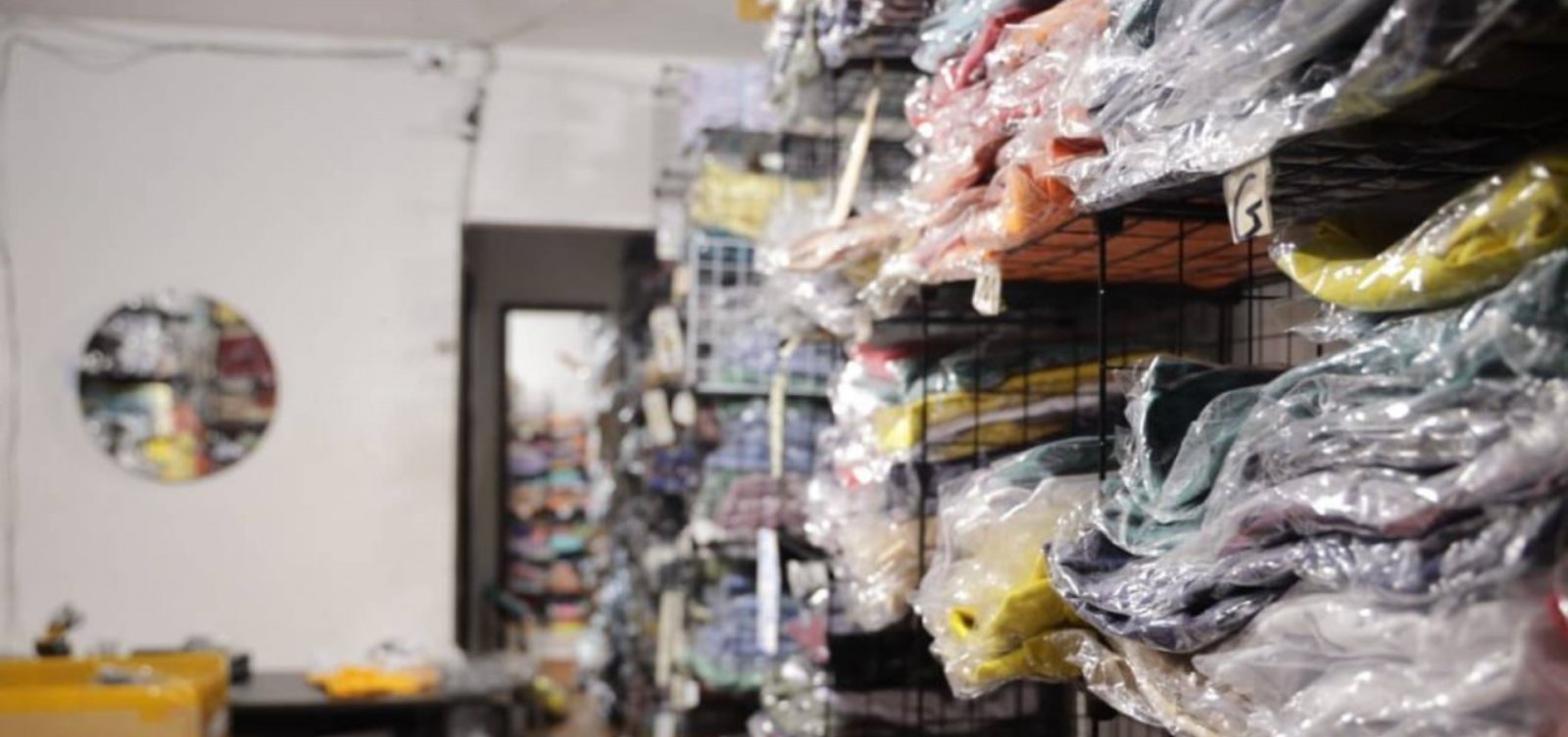 Operação apreende roupas falsificadas em Salvador e Lauro