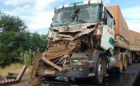Acidente envolvendo dois caminhões deixa ferido na BR-242, em Brejinhos