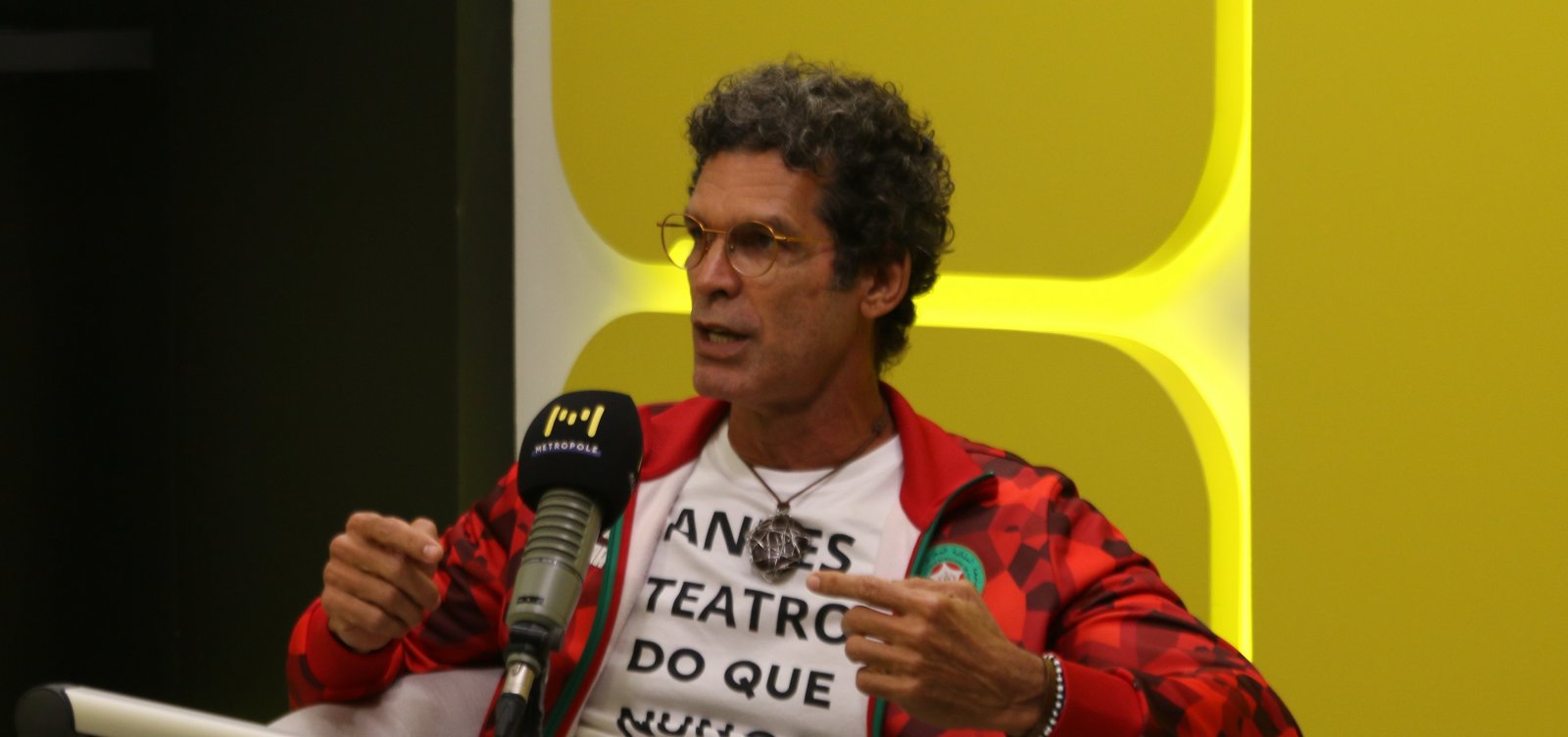 Jackson Costa defende teatro baiano e critica PEC da Blingagem: "Como um deputado pode querer se blindar e ser um marginal oficial"